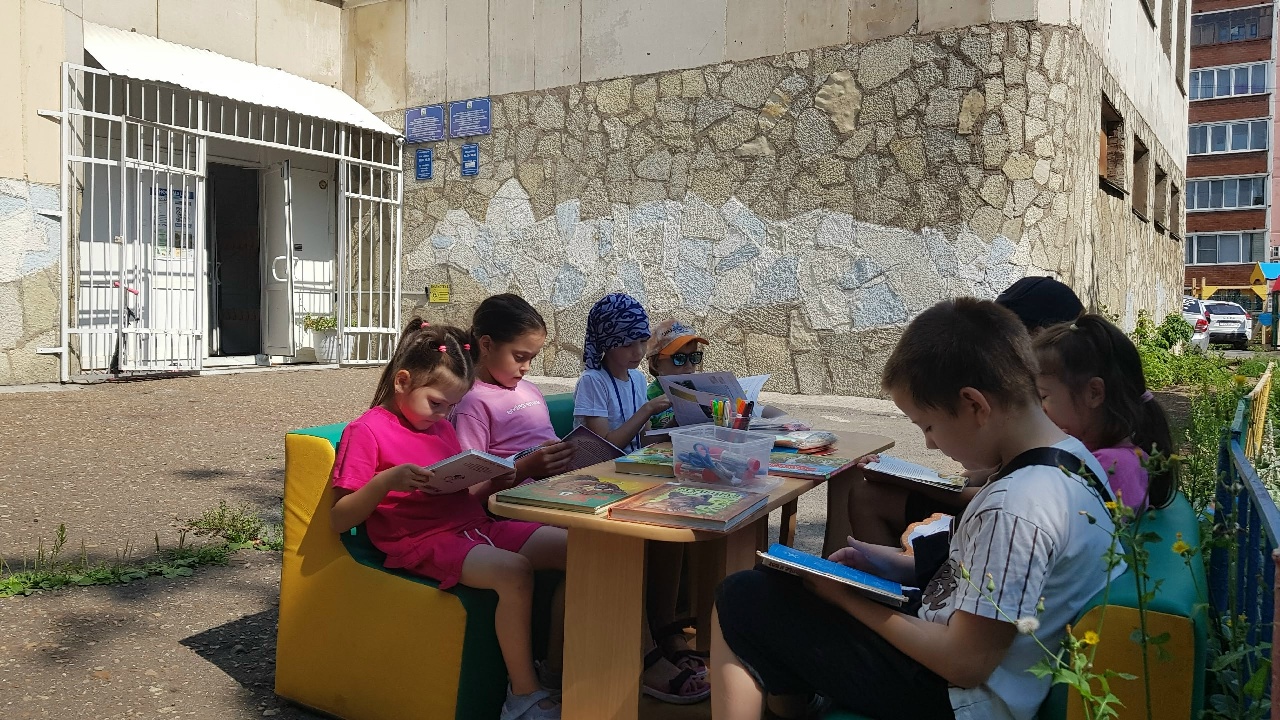 Read more about the article «Книжные полянки. Лето прочитано!»